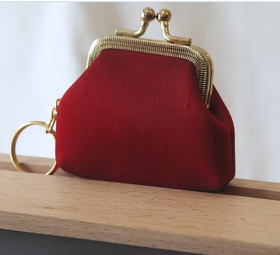 กระเป๋าสตางค์ ใส่เหรียญ ขนาด 7x7x2.5cm. สีแดงดอกกุหลาบ GL-CT-103480