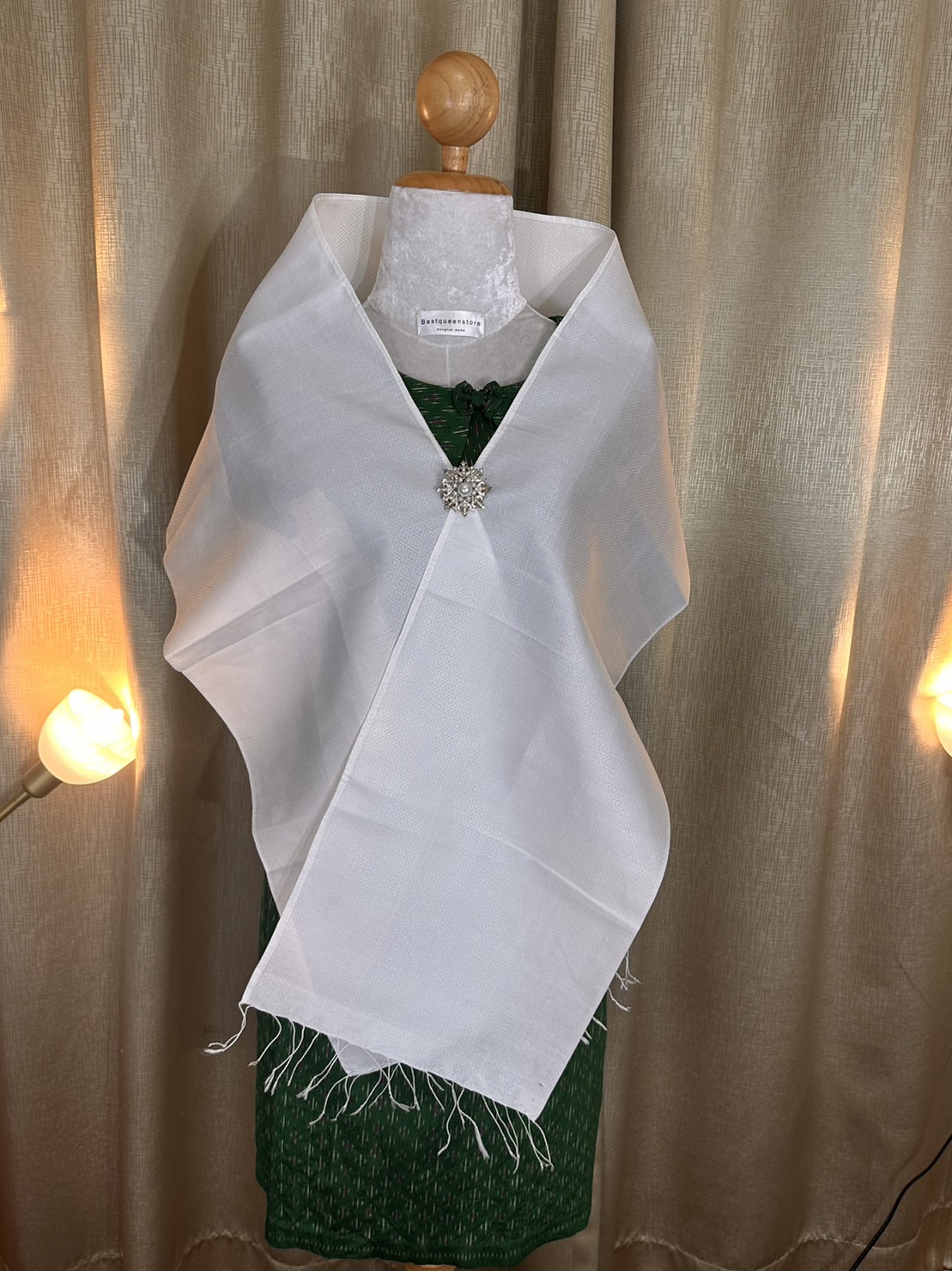 ผ้าพาดไหล่ ผ้าสไบนางรำ ยกดอก 6ตะกอ ขนาด 30x200ซม. พื้นสีขาว LW4A-JY1025661