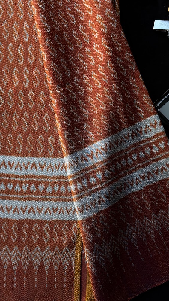 ซิ่น ผ้าไหมมัดหมี่ ทอยกดอก 6ตะกอ ขนาด 1x2 เมตร ลายขอพระราชทาน สีส้มทอง รหัส PCS-NY-1122687