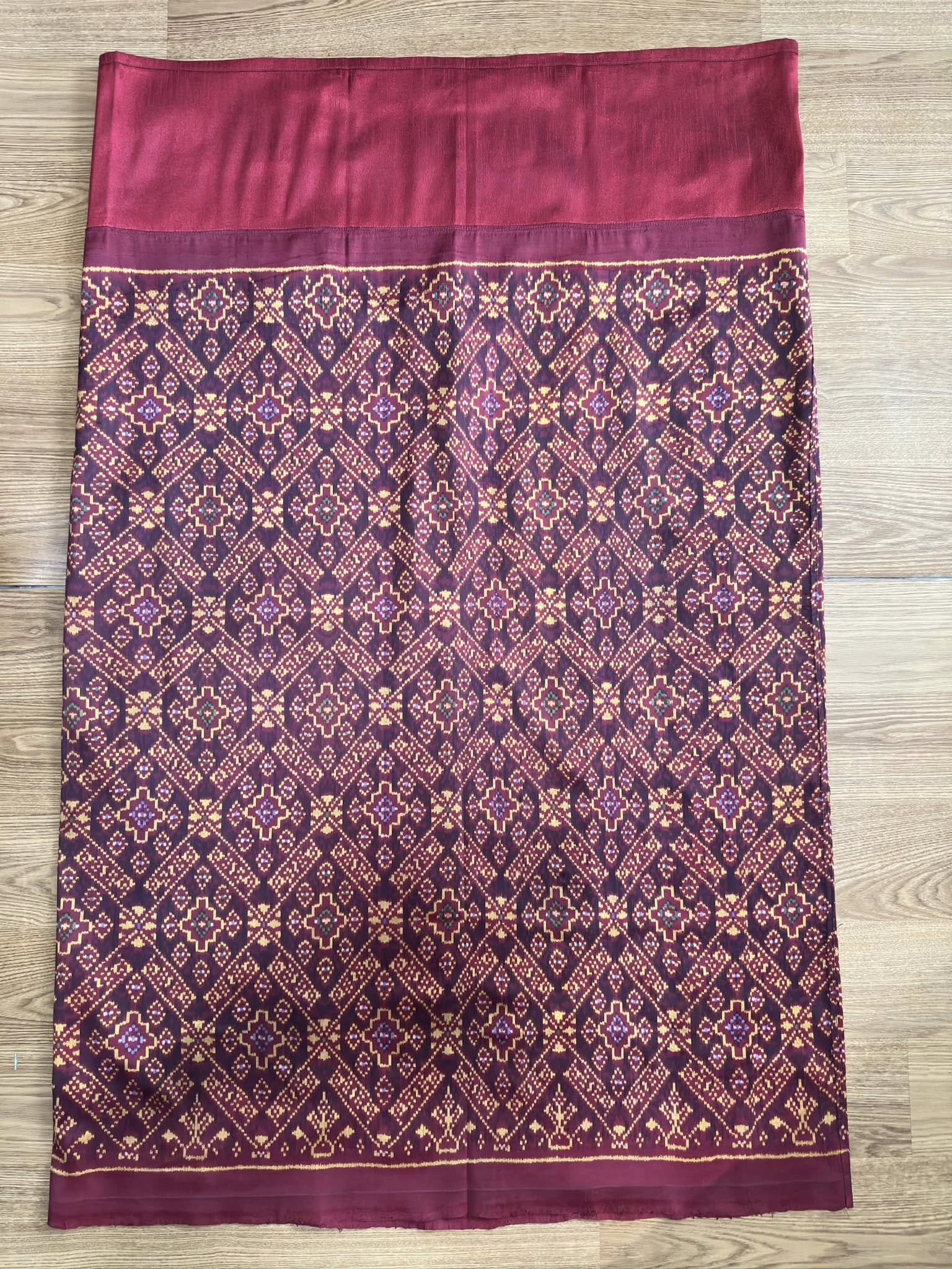 ซิ่น พระตะบอง ผ้าจามทอสามตะกอ ขนาด 118x160ซม พื้นสีแดง รหัส N9-SIL-AJ24