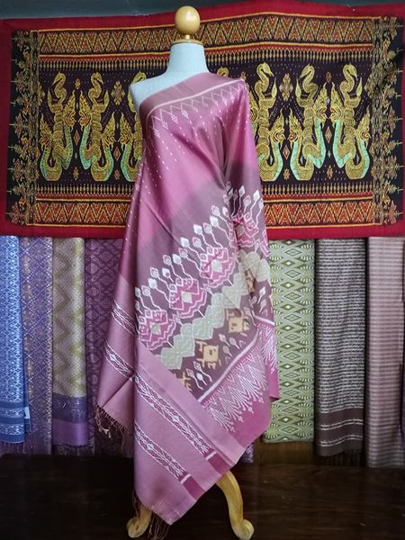 ซิ่น มัดหมี่ 3ตะกอ สีธรรมชาติ ขนาด 1x2เมตร ลายดอกบัว พื้นสีชมพู รหัส M3P-NY0209662