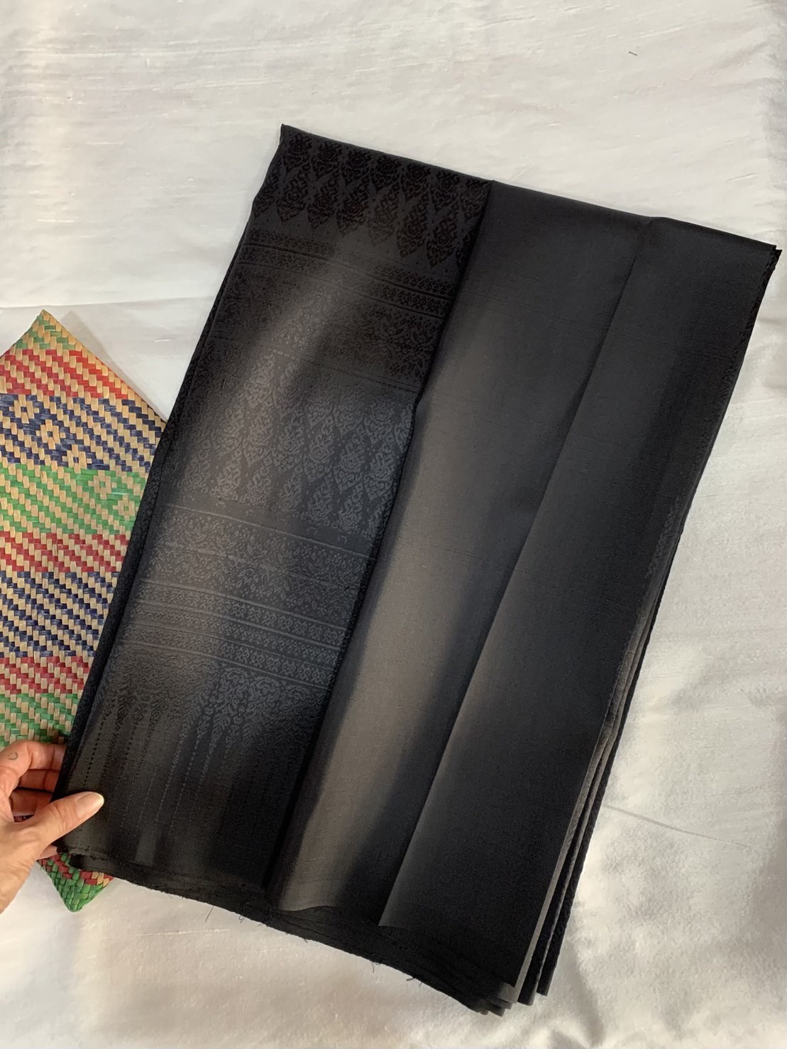 (ผ้าชุด)ไหมยกสุรินทร์ ขนาด 1x4เมตร (ลาย 2เมตร+สีพื้น 2เมตร) สีดำ รหัส N10-AA101866170497