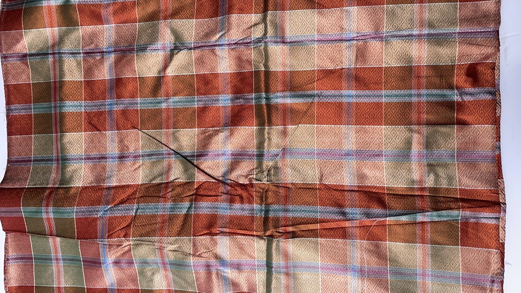 ผ้าไหมโสร่ง ไหมแท้ ยกดอกลูกแก้ว สีน้ำตาลสลับคละสี ขายตามความยาวเมตร รหัส R1B-76-P4283