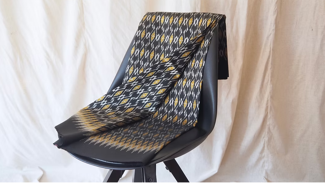 ซิ่น ผ้าไหมมัดหมี่ ไหมบ้าน ขนาด 1x2หลา พื้นสีดำเขียว รหัส CISP-CT-103032