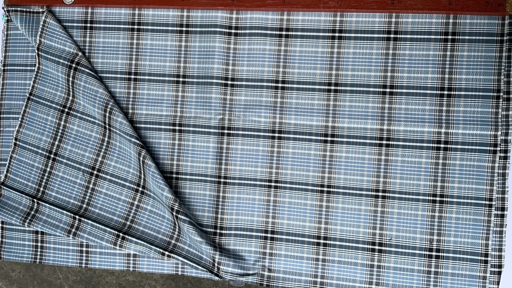 ผ้าไหมลายสก็อต เนื้อเรียบ สีขาวสลับดำ ตัดขายเป็นเมตร รหัส A8-76-P4612