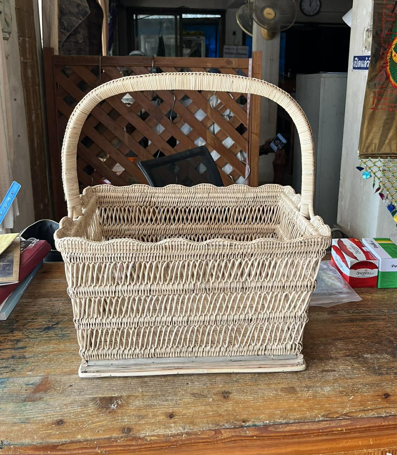 ตะกร้าหวาย ทรงสี่เหลี่ยม ขนาด ฐาน10.5x14.5นิ้ว ปาก12x16นิ้ว สูง10นิ้ว รหัส BK-35-120468