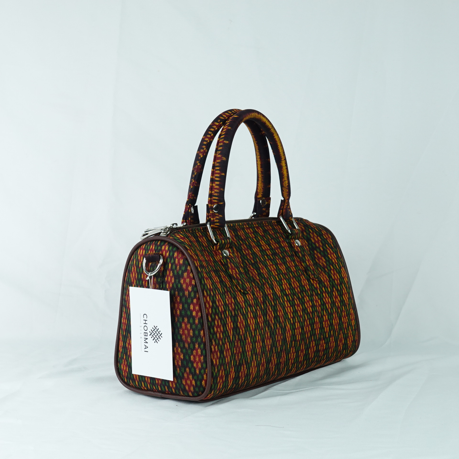 กระเป๋าถือผ้าไหม ทรงหมอน ขนาด 13x27x17ซม. ความสูงหูจับ 30 ซม. ลายขันหมากเบ็ง สีน้ำตาล รหัส GLA-TT-0603686