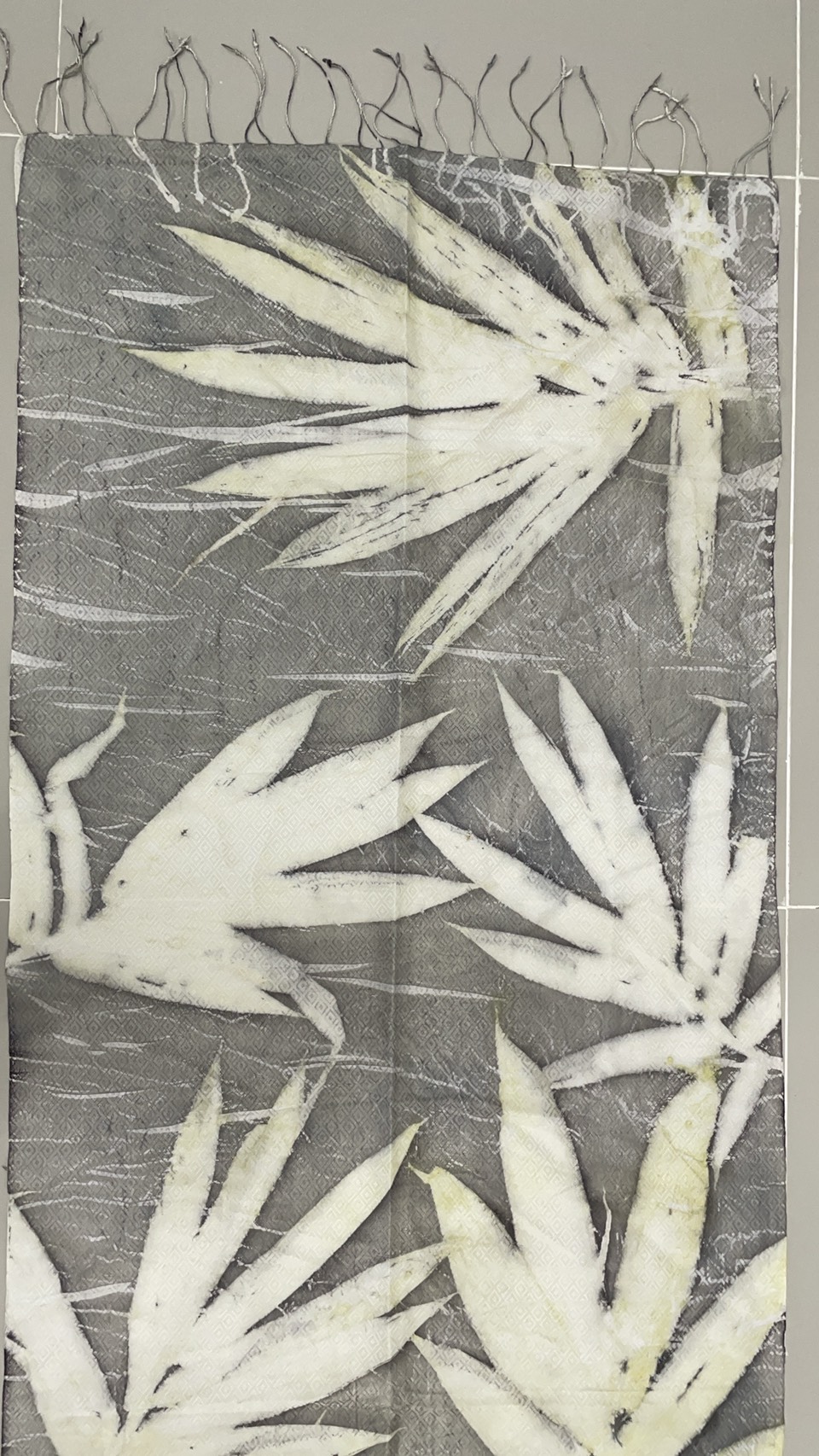 ผ้าคลุมไหล่ผ้าไหม Eco print เนื้อยกดอก มีชายครุย ขนาด 60x180ซม. สีเทา รหัส ECO-82-1114689