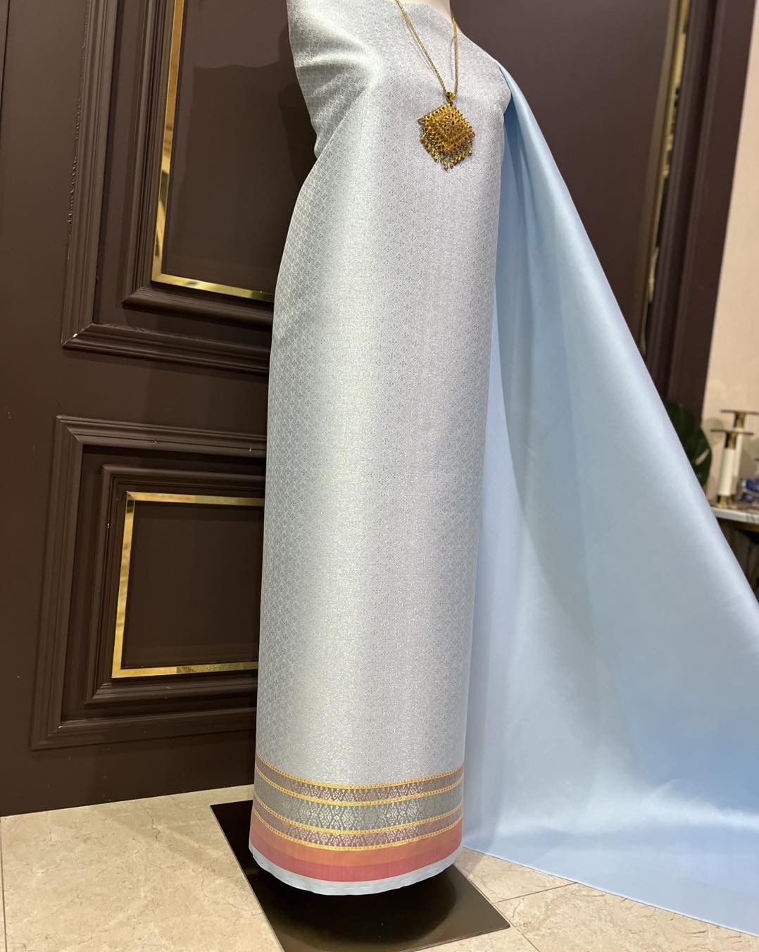 (ผ้าชุด)ผ้าไหมยกดอกลำพูน ขนาด 1.02x4.46เมตร ลายพิกุลโบราณ พื้นสีฟ้าพลาสเทล รหัส N90-29-1023681