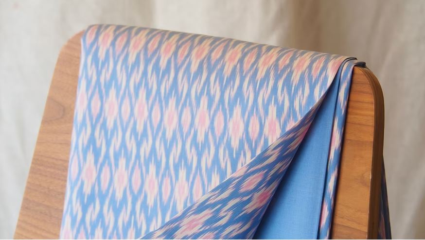 (ผ้าชุด) ผ้าไหมมัดหมี่ไหมแท้ (ผ้าลาย2หลา+สีพื้น2หลา) พื้นสีฟ้าใส รหัส M2B-CT-103092