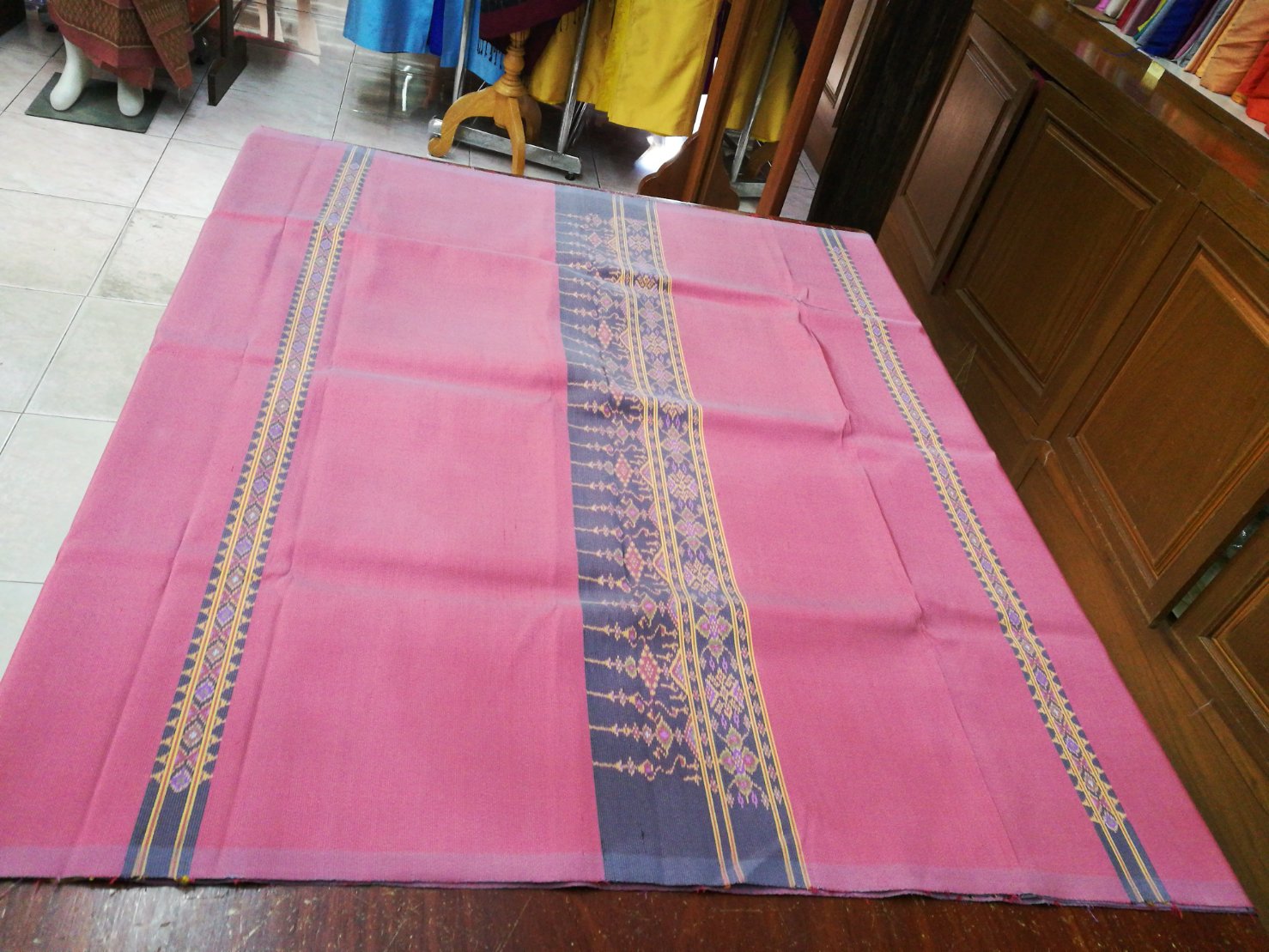 ผ้าซิ่น+ซิ่น ผ้าไหม ลูกแก้ว มัดหมี่ 3ตะกอ สำหรับนุ่งโจงกระเบน ขนาด 1x4เมตร เหมาะสำหรับนุ่งโจงกระเบน สอดเครือหางกระรอก พื้นสีชมพูเทา รหัส 4L9A-NY0130662