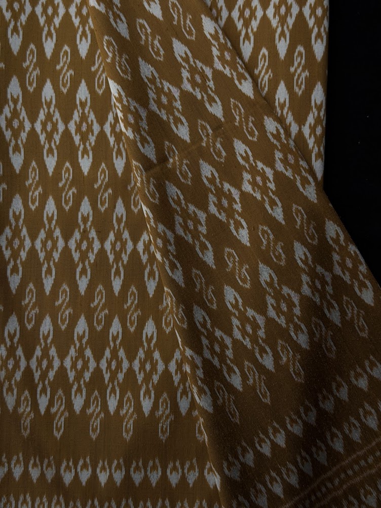 ซิ่น ผ้าไหมมัดหมี่ 3ตะกอ ขนาด 1x2 เมตร ลายดอกรักราชกัญญา สีน้ำตาลอมเขียว รหัส PCS-NY-11226823