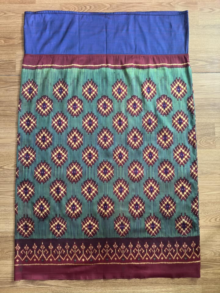 ซิ่น พระตะบอง ผ้าจามทอสามตะกอ ขนาด 115x155ซม พื้นสีน้ำเงินเขียว รหัส N9-SIL-AJ2