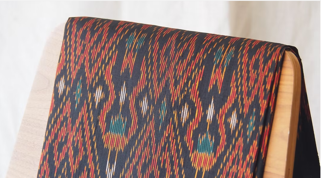 ซิ่น ผ้าไหมมัดหมี่ ไหมบ้าน ขนาด 1x2หลา พื้นสีดำ รหัส CISP-CT-103089