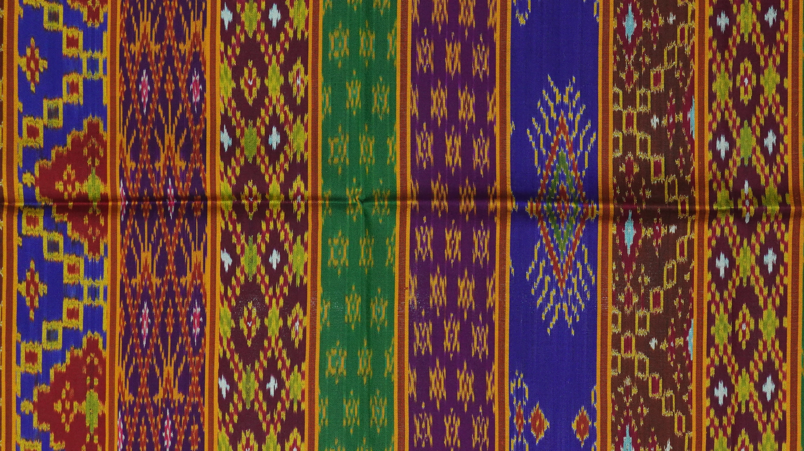 ซิ่น ผ้าไหมมัดหมี่ 3ตะกอ ขนาด 1x2เมตร พื้นคละสีคละลาย ลายน้ำไหล รหัส R2Q-ME-066-121967152