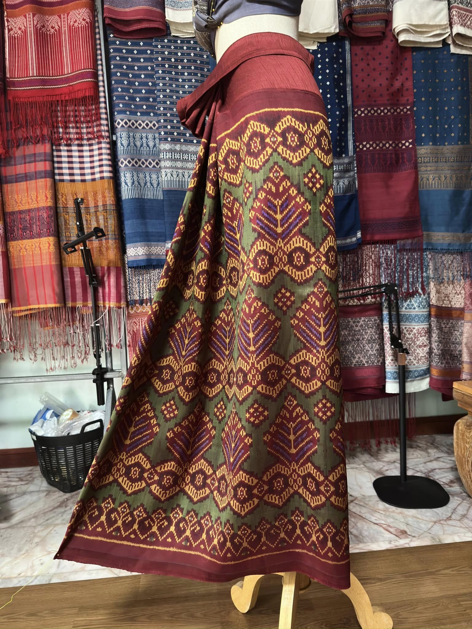 ซิ่น พระตะบอง ผ้าจามทอสามตะกอ ขนาด 112x160ซม สีแดง รหัส N9-SIL-AJ13