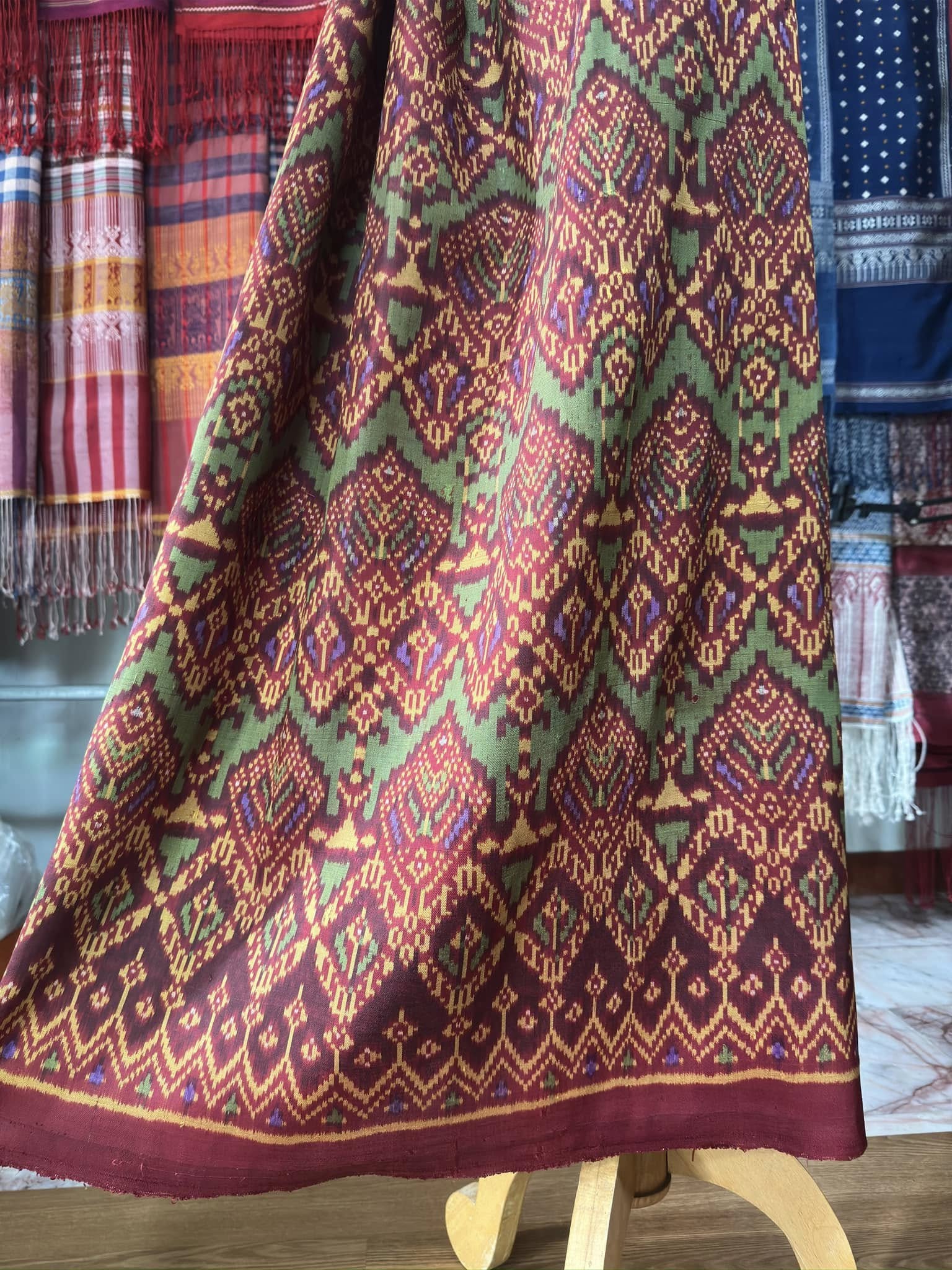 ซิ่น พระตะบอง ผ้าจามทอสามตะกอ ขนาด 118x150ซม พื้นสีแดง รหัส N9-SIL-AJ18