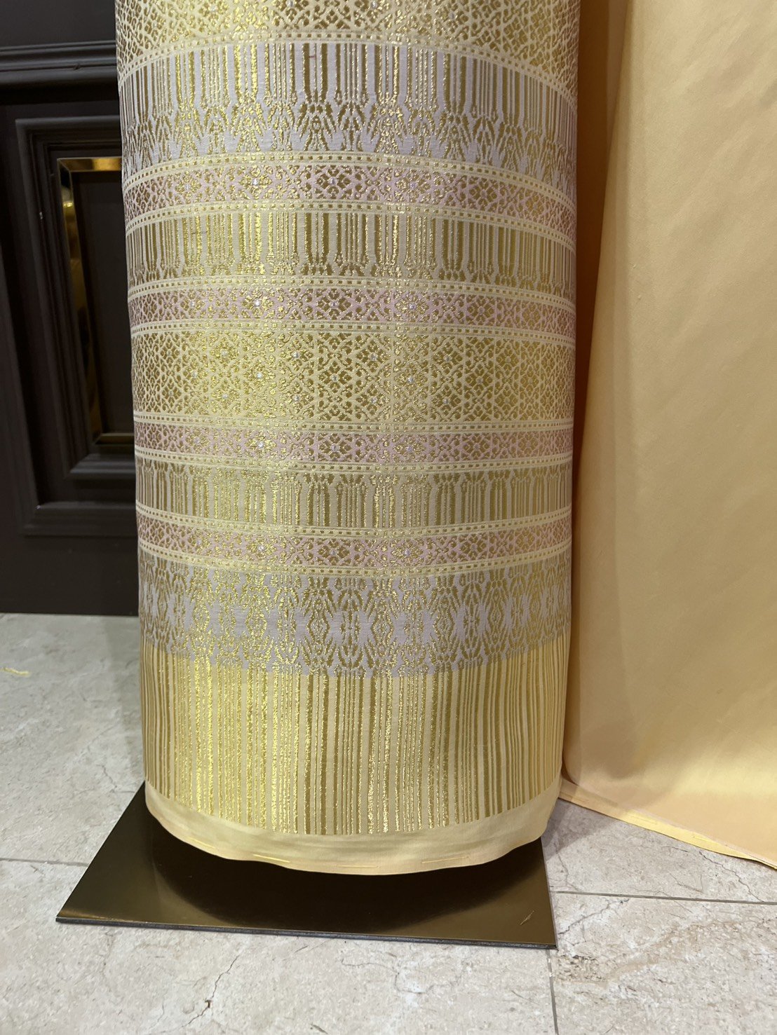 (ผ้าชุด)ผ้าไหมยกดอกลำพูน เกาะเชิงดิ้นทอง ขนาด 1.02x4.31เมตร ลายกรกนก พื้นสีเหลืองทอง รหัส N90-29-TR0552