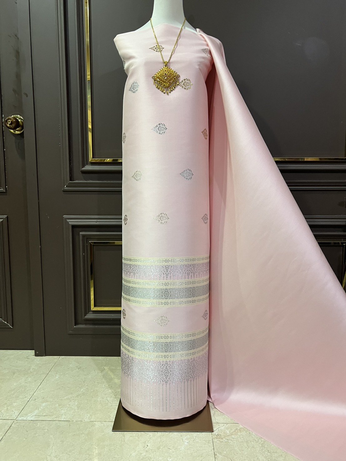 (ผ้าชุด)ผ้าไหมยกดอกลำพูน ดอกลอยดิ้นเงินสลับดิ้นทอง ขนาด 1.02x4.42เมตร ลายใบโพธิ์ พื้นสีชมพูหวาน รหัส N90-29-TR0556