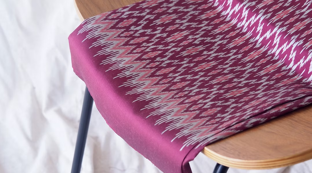 ซิ่น ผ้าไหมมัดหมี่ ไหมบ้าน ขนาด 1x2หลา พื้นสีแดงชมพูกะปิ รหัส CISP-CT-102809