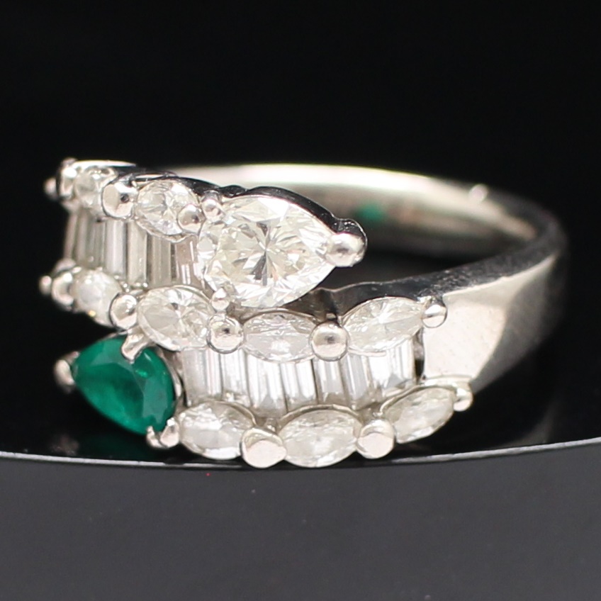 RG250347 แหวนมรกตไขว้เพชร เพชรหยดน้ำ 0.29 กะรตั และเพชรล้อม 1.30 กะรัต มรกต 0.48 กะรัต เรือน PT900 นน.รวม 8.9 กรัม ขนาดแหวน 53