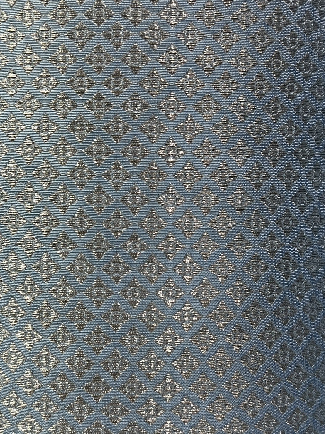 (ผ้าชุด)ผ้าไหมยกดอกลำพูน เกาะเชิงดิ้นเงิน ขนาด 1.03x4.58เมตร ลายช่อพิกุล พื้นสีฟ้า รหัส N90-29-R0008