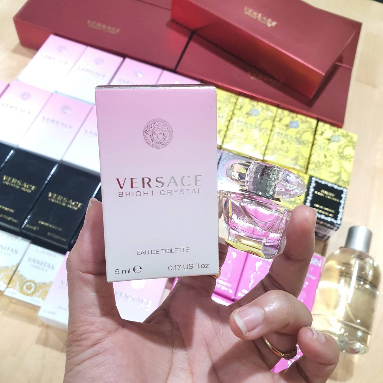 น้ำหอมจิ๋วมินิ Versace Bright Crystal 5ml แบบแต้มมีกล่องแยกจาก set แบบแต้มมีกล่อง ( Mini Perfume น้ำหอมขนาดพกพา) น้ำหอมจิ๋วมินิ ขวดน่ารัก ตั้งโชว์ก็สวย พกพาก็สะดวก หัวแต้มตามจุดชีพจร