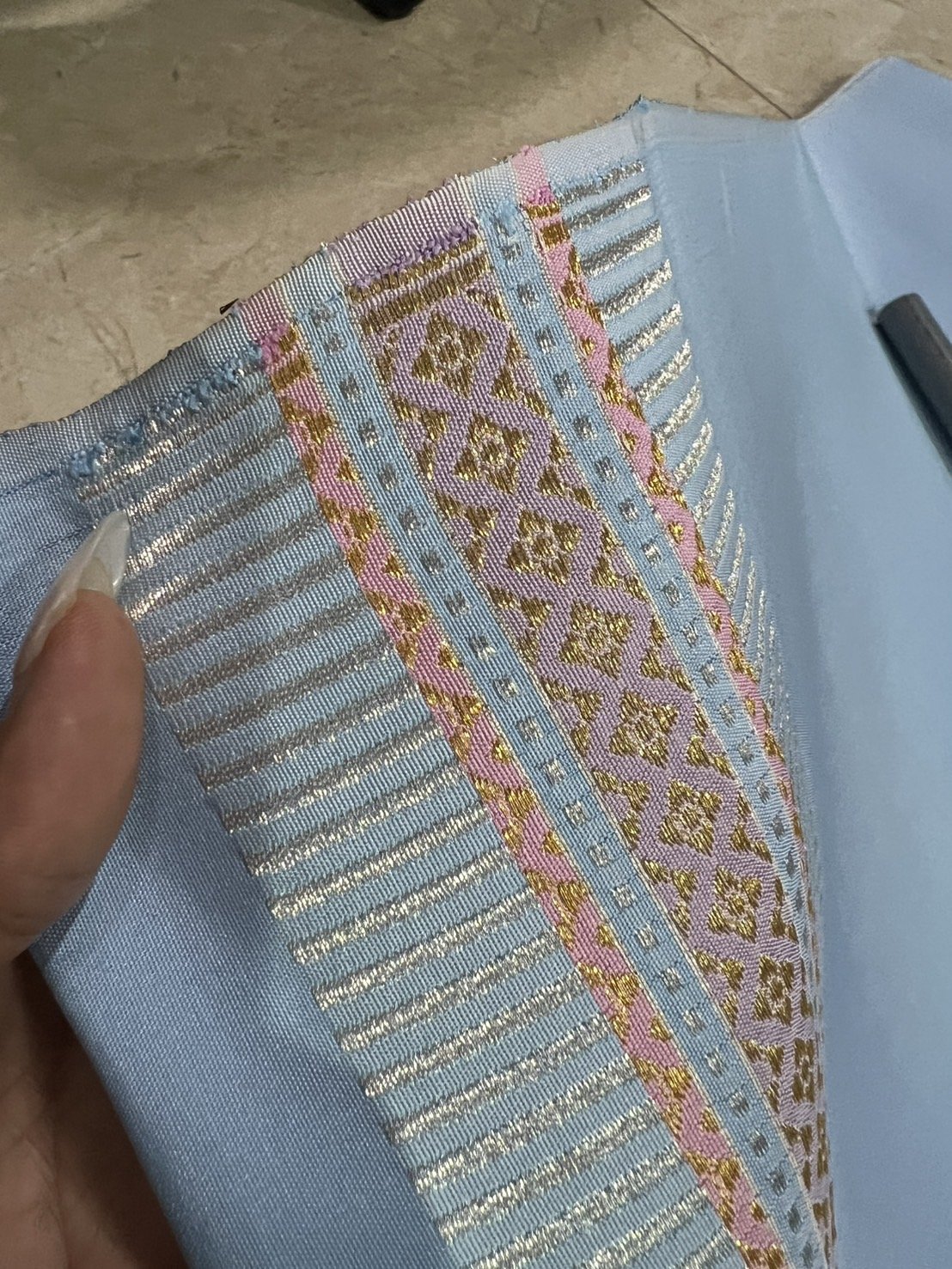 (ผ้าชุด)ผ้าไหมยกดอกลำพูน เกาะเชิงดิ้นเงิน ขนาด 1.03x4.58เมตร ลายช่อพิกุล พื้นสีฟ้า รหัส N90-29-R0008