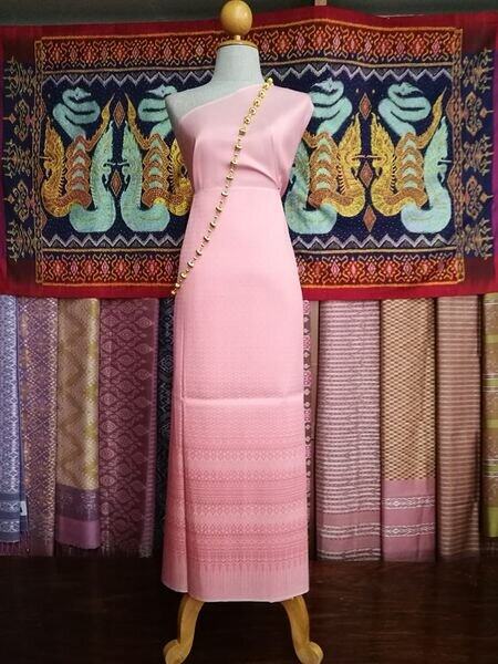 (ผ้าชุด)ไหมยกสุรินทร์ ขนาด 1x4เมตร (ลาย 2เมตร+สีพื้น 2เมตร) สีชมพูพีช รหัส N10-NY0322665