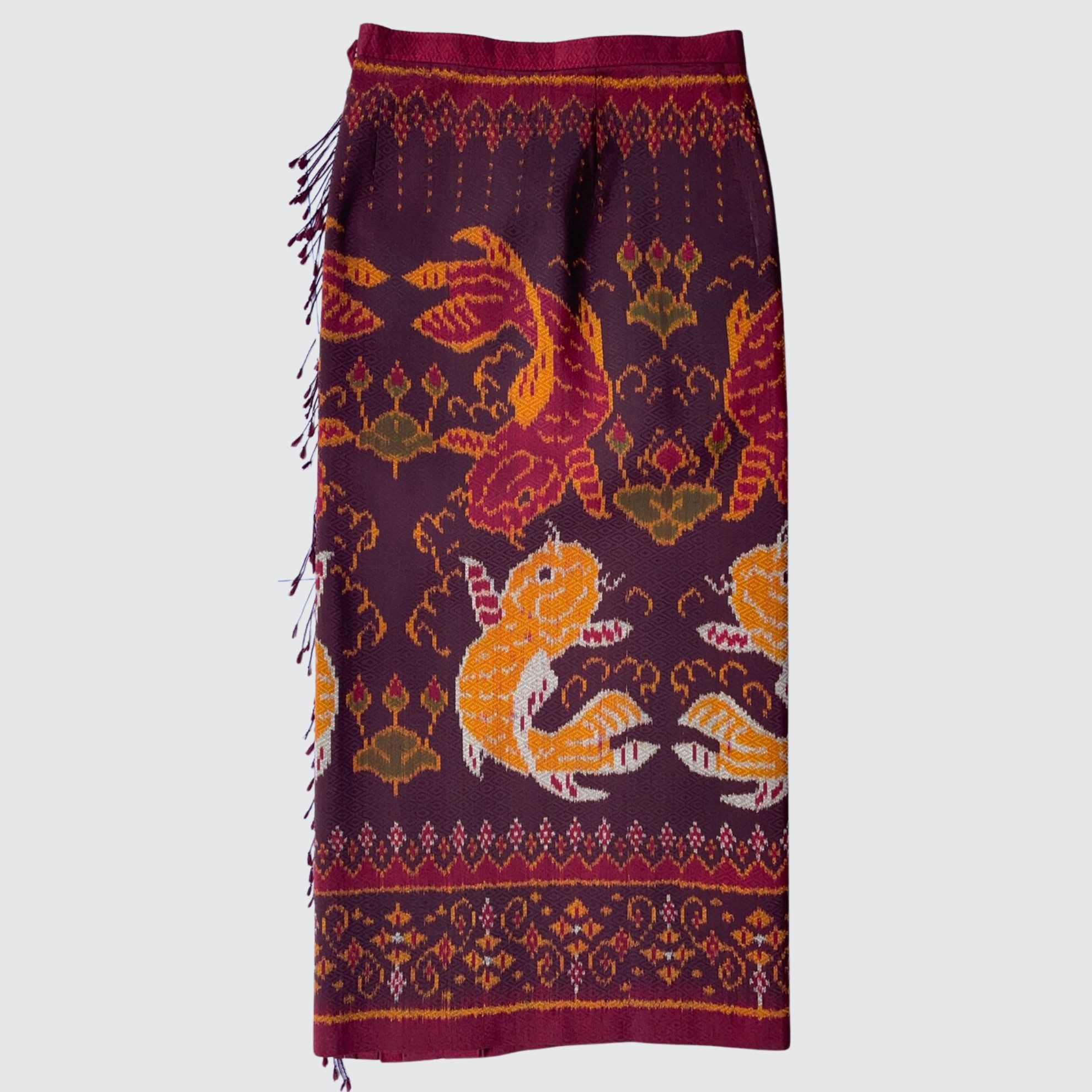 ผ้าถุงป้าย แบบเลื่อนตะขอตามไซส์ หน้านางข้าง ลายปลาคราฟ สีแดงเข้ม รหัส WM-PTS-1009681420