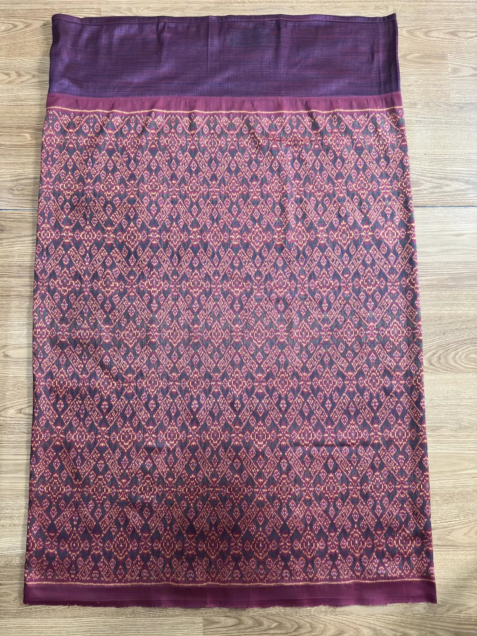 ซิ่น พระตะบอง ผ้าจามทอสามตะกอ ขนาด 118x150ซม พื้นสีม่วงแดง รหัส N9-SIL-AJ8