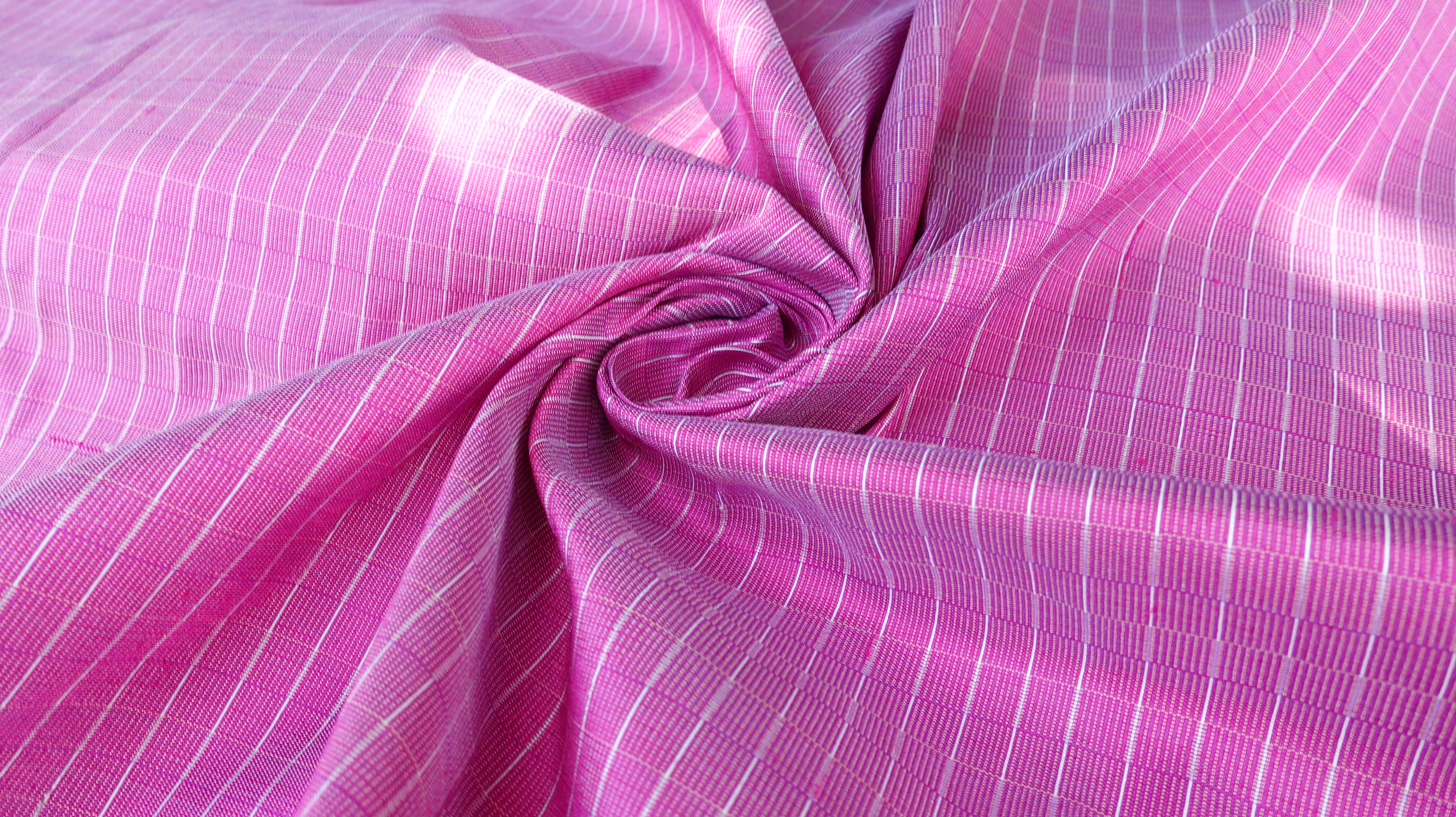 ผ้าไหมลายเกล็ดเต่า ไหมแท้ สีชมพู ตัดขายเป็นเมตร รหัส R1D-76-P3813