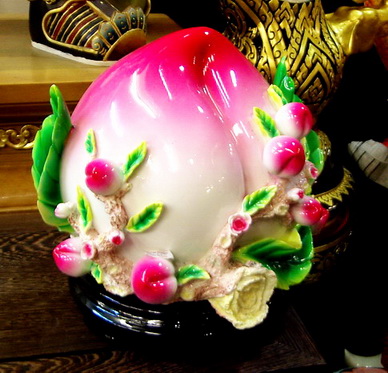 ผลท้อมงคลสีชมพูขาวขนาดเล็ก