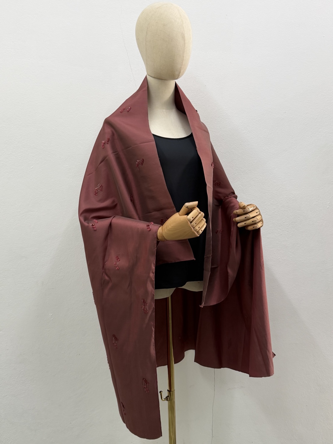 ผ้าพันคอ ลายแฟนซี ไหมแท้ แต่งลายโบว์ สีแดงอมชมพู ขนาด1เมตรx1.45เมตร รหัส MC-CT-ME-0825681