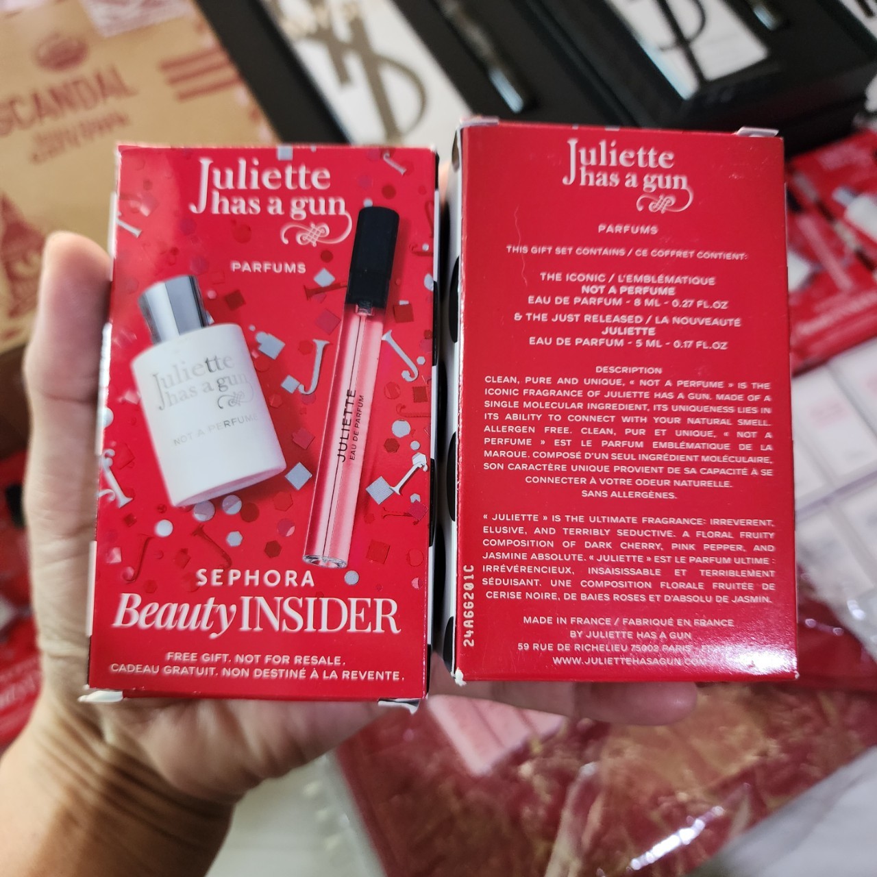 น้ำหอมจิ๋วมินิ Juliette Has A Gun Set (มีกล่อง) ในชุดประกอบด้วย - Not A Perfume 8ml ขวดจิ๋ว - Juliette 5ml ขวดเสปรย์ ( Mini Perfume น้ำหอมขนาดพกพา) น้ำหอมจิ๋วมินิแบบทดลองแบบสเปรย์ พกพาก็สะดวกใช้ฉีดตามจุดชีพจร