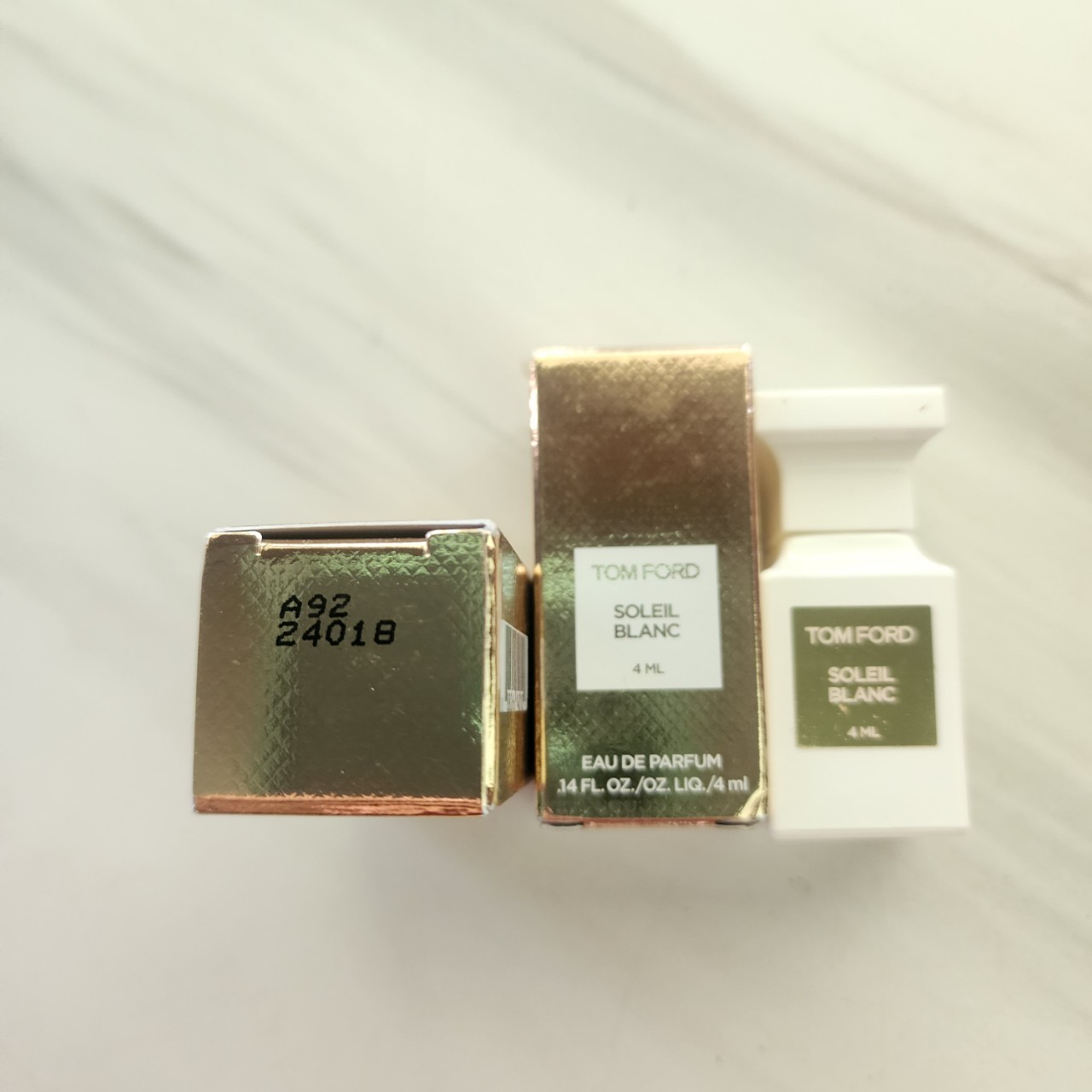 น้ำหอมจิ๋วมินิ Tom Ford Soleil Blanc EDP 4ml แบบแต้มมีกล่อง ( Mini Perfume น้ำหอมขนาดพกพา) น้ำหอมจิ๋วมินิ ขวดน่ารัก ตั้งโชว์ก็สวย พกพาก็สะดวก หัวแต้มตามจุดชีพจร