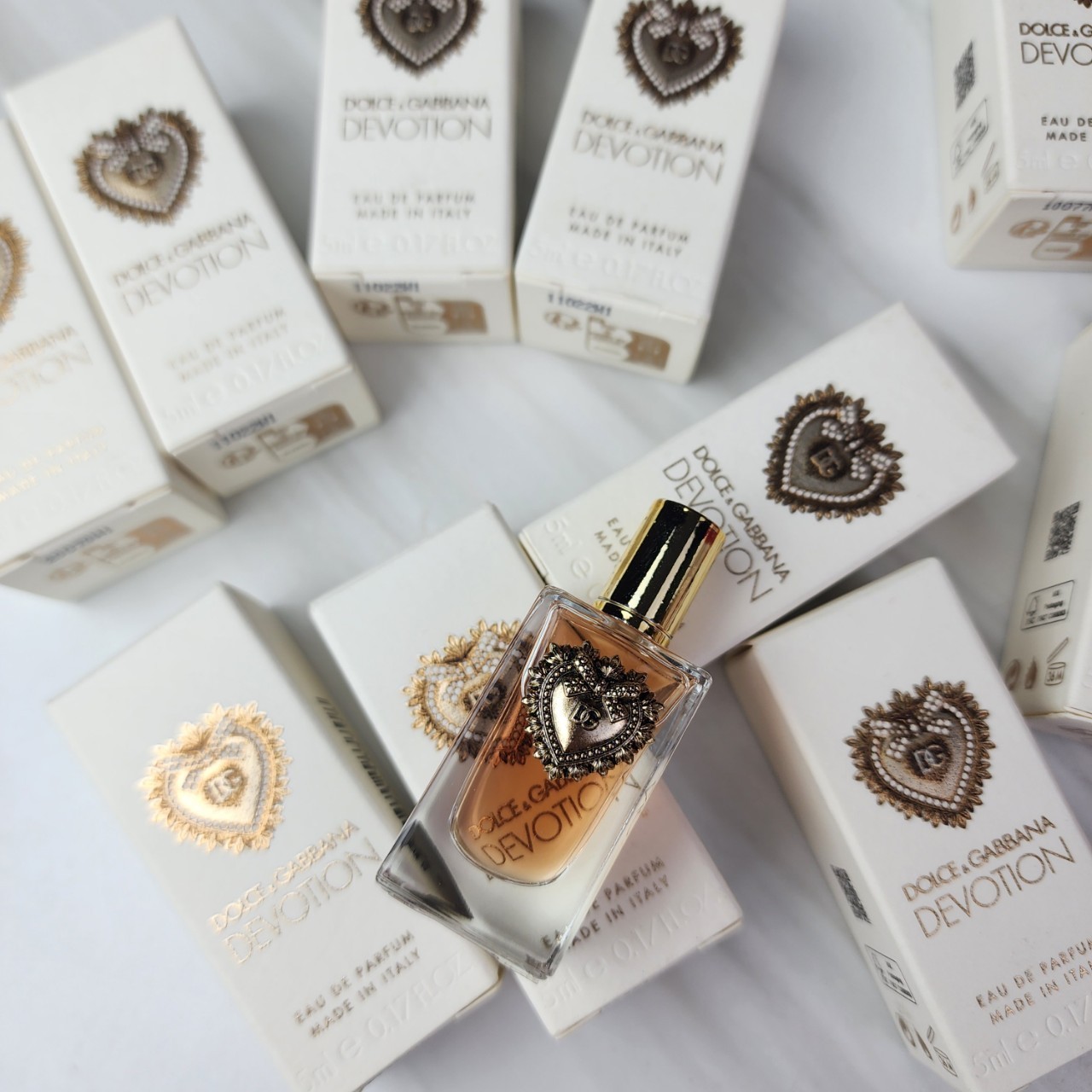 น้ำหอมจิ๋วมินิ Dolce & Gabbana Devotion EDP 5ml แบบแต้มมีกล่อง ( Mini Perfume น้ำหอมขนาดพกพา) น้ำหอมจิ๋วมินิ ขวดน่ารัก ตั้งโชว์ก็สวย พกพาก็สะดวก หัวแต้มตามจุดชีพจร