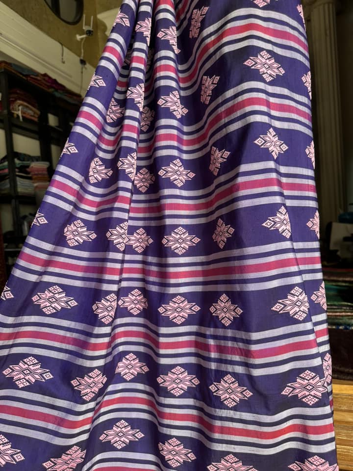 ซิ่น ผ้าซิ่นอัญญานาง ไหมบ้านทอมือ สีธรรมชาติ ขนาด 115x190ซม ลายดอกแก้วจำปาศักดิ์ พื้นสีน้ำเงิน รหัส N9-SIL0531665