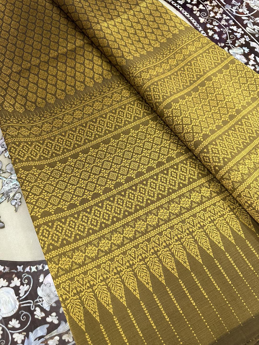 (ผ้าชุด)ไหมยกสุรินทร์ ขนาด 1x4เมตร (ลาย 2เมตร+สีพื้น 2เมตร) สีเหลืองทอง รหัส N10-ST-1104661