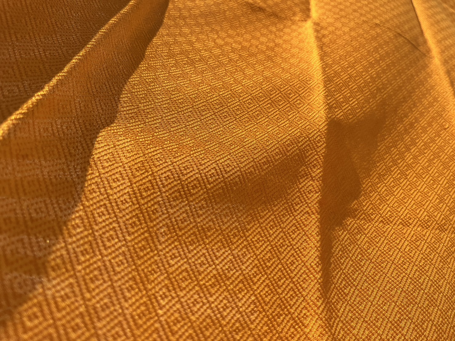 ผ้าคลุมไหล่ผ้าไหม+พร้อมกล่อง สำหรับพระสงฆ์ ไหมแท้ ทอยอกดอก ลูกแก้ว ขนาด 60x200ซม. (รวมครุย) สีเหลืองราช รหัส ZYB-NY0516661