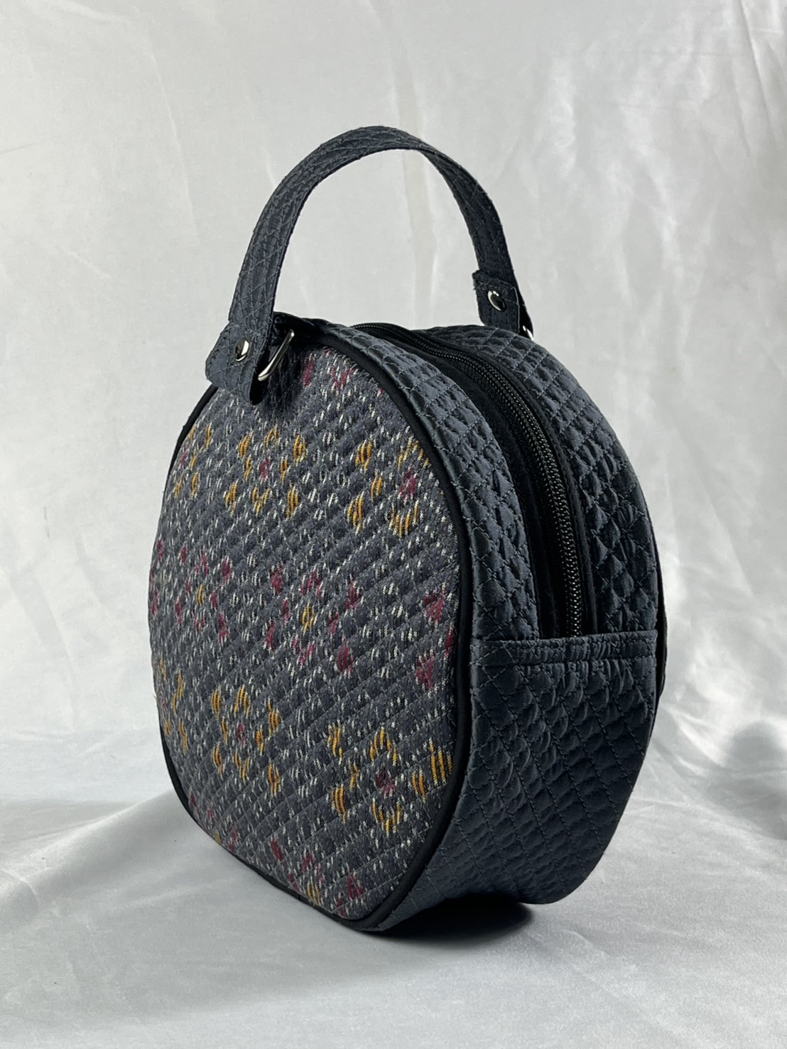 กระเป๋าผ้าไหม ทรงแตงโม ขนาด 8x20x21ซม. ความสูงหูจับ 15 ซม. สีเทา รหัส GLA-ME-07106815