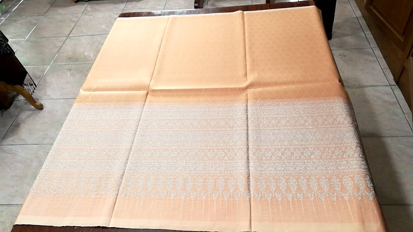 ซิ่น ผ้าไหมยกสุรินทร์ ไหมแท้ ขนาด 1x2เมตร เกาะเชิงดิ้นเงิน พื้นสีส้มโอลโรส N11-NY-071167