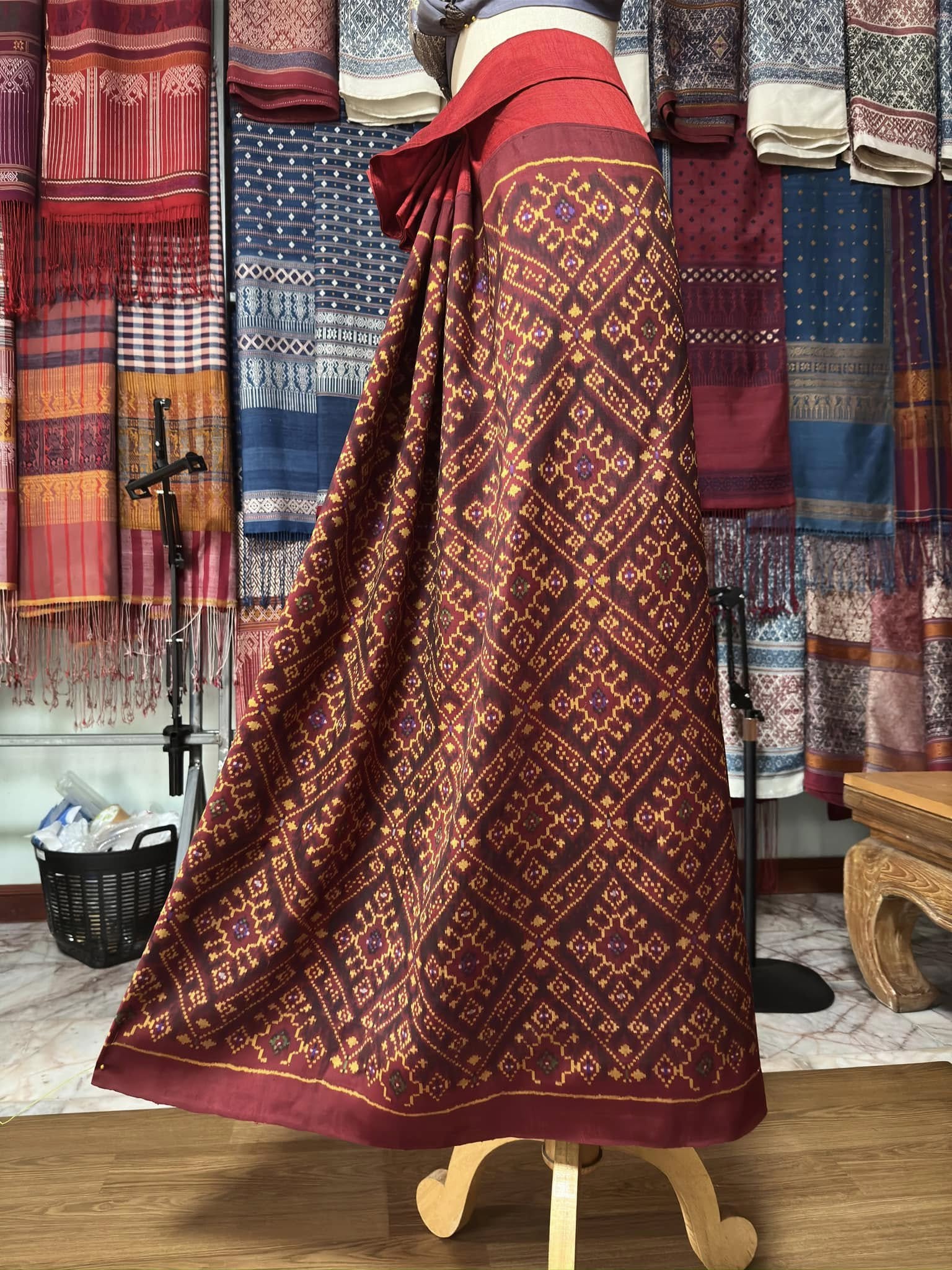 ซิ่น พระตะบอง ผ้าจามทอสามตะกอ ขนาด 115x170ซม พื้นสีแดง รหัส N9-SIL-AJ15