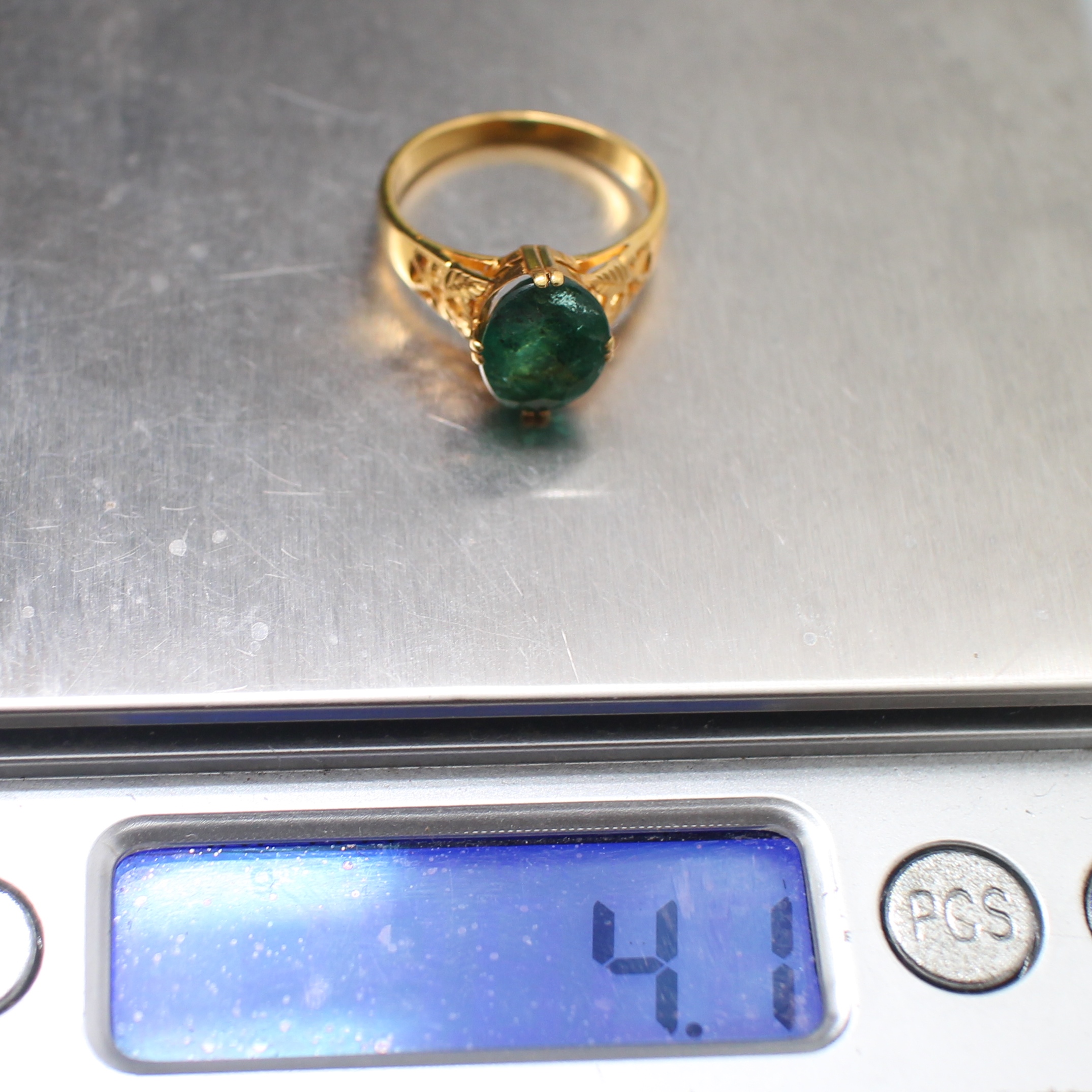 RG250074 แหวนมรกต ก้านแหวนฉลุลาย ทองแท้ 90% นน.รวม 4.1 กรัม ขนาดแหวน 54