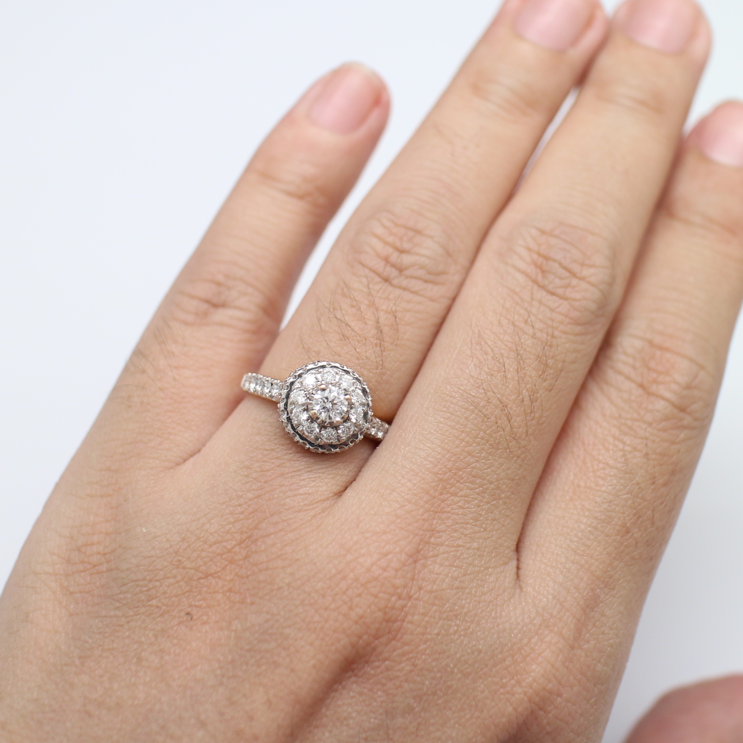 RG250112 แหวนเพชรชูล้อมเพชร เพชรเม็ดกลาง 0.23 กะรัต เพชรล้อม 41 เม็ด 0.73 กะรัต ทองแท้ 18k นน.รวม 4.4 กรัม ขนาดแหวน 53.5