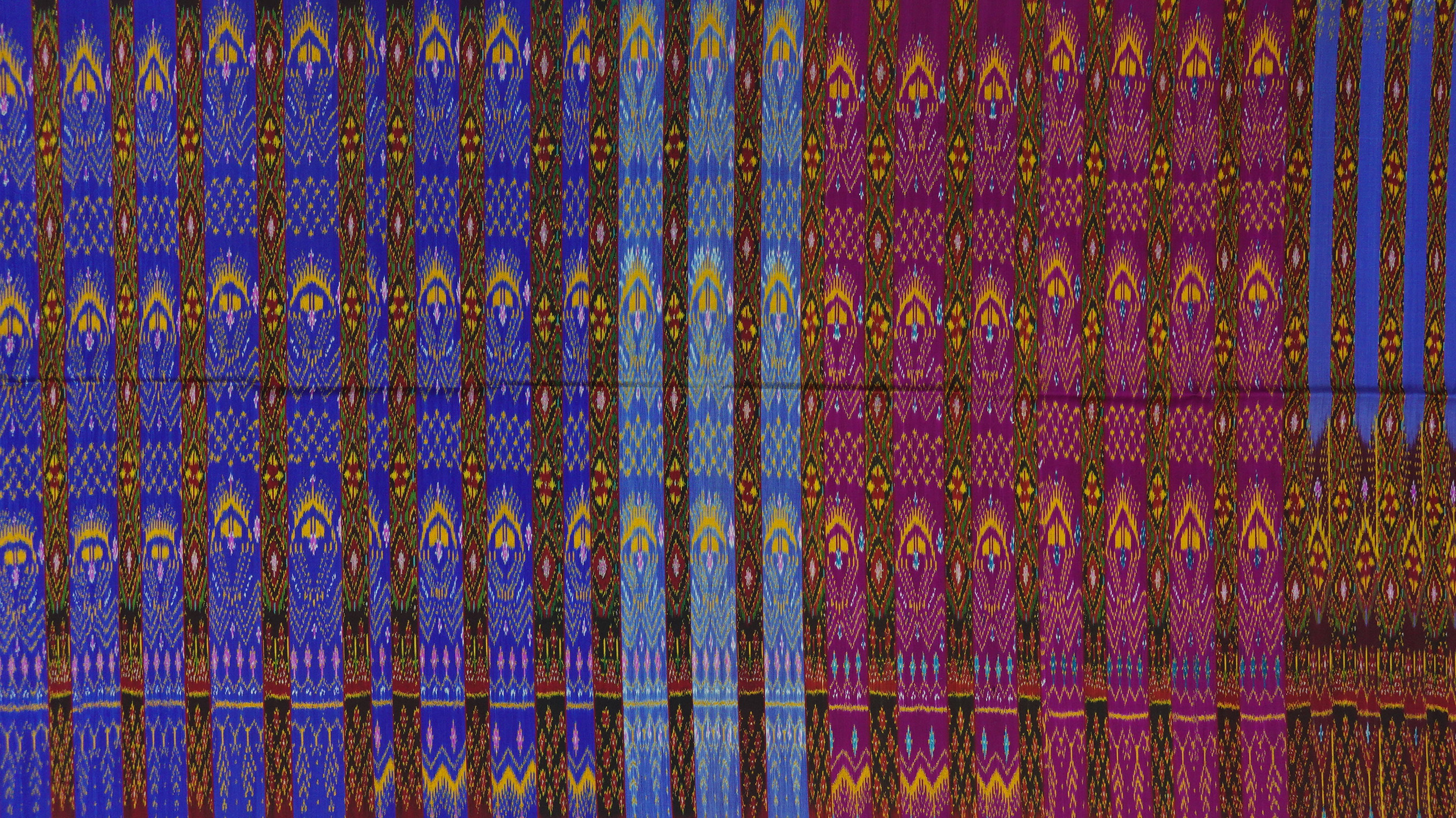 ซิ่น ผ้าไหมมัดหมี่ 3ตะกอ ขนาด 1x2เมตร พื้นคละสีคละลาย ลายน้ำไหล รหัส R2Q-ME-066-121967153