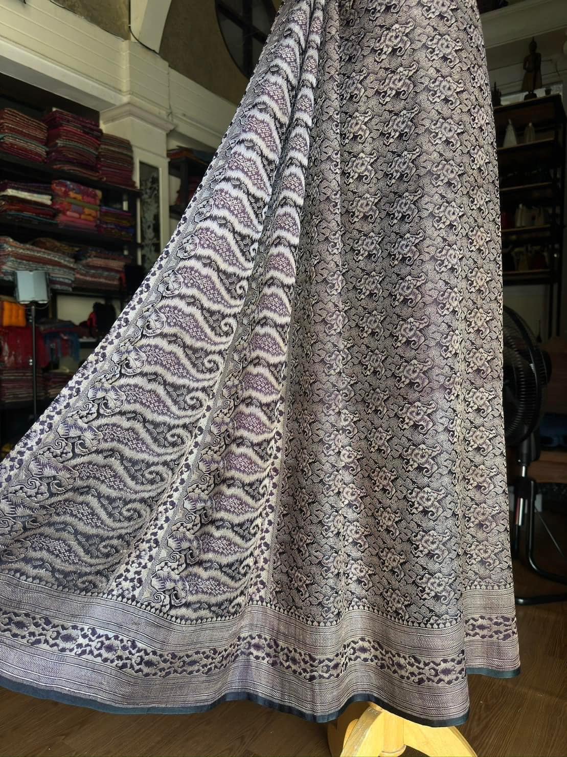 ซิ่น ผ้าปาโตล่า ไหมแท้ มีหน้านาง ขนาด 112x230ซม. สีเทา รหัส N9-SIL-GN7