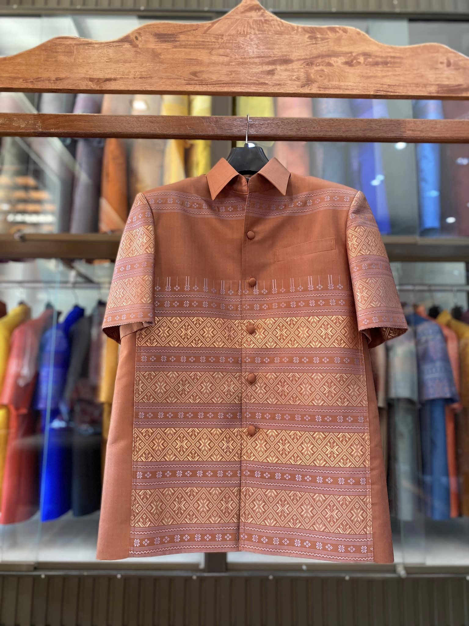 เสื้อสูทไหมแพรวา แขนสั้น พื้นสีน้ำตาล ไซส์ M รหัส DR-BM-121566094426