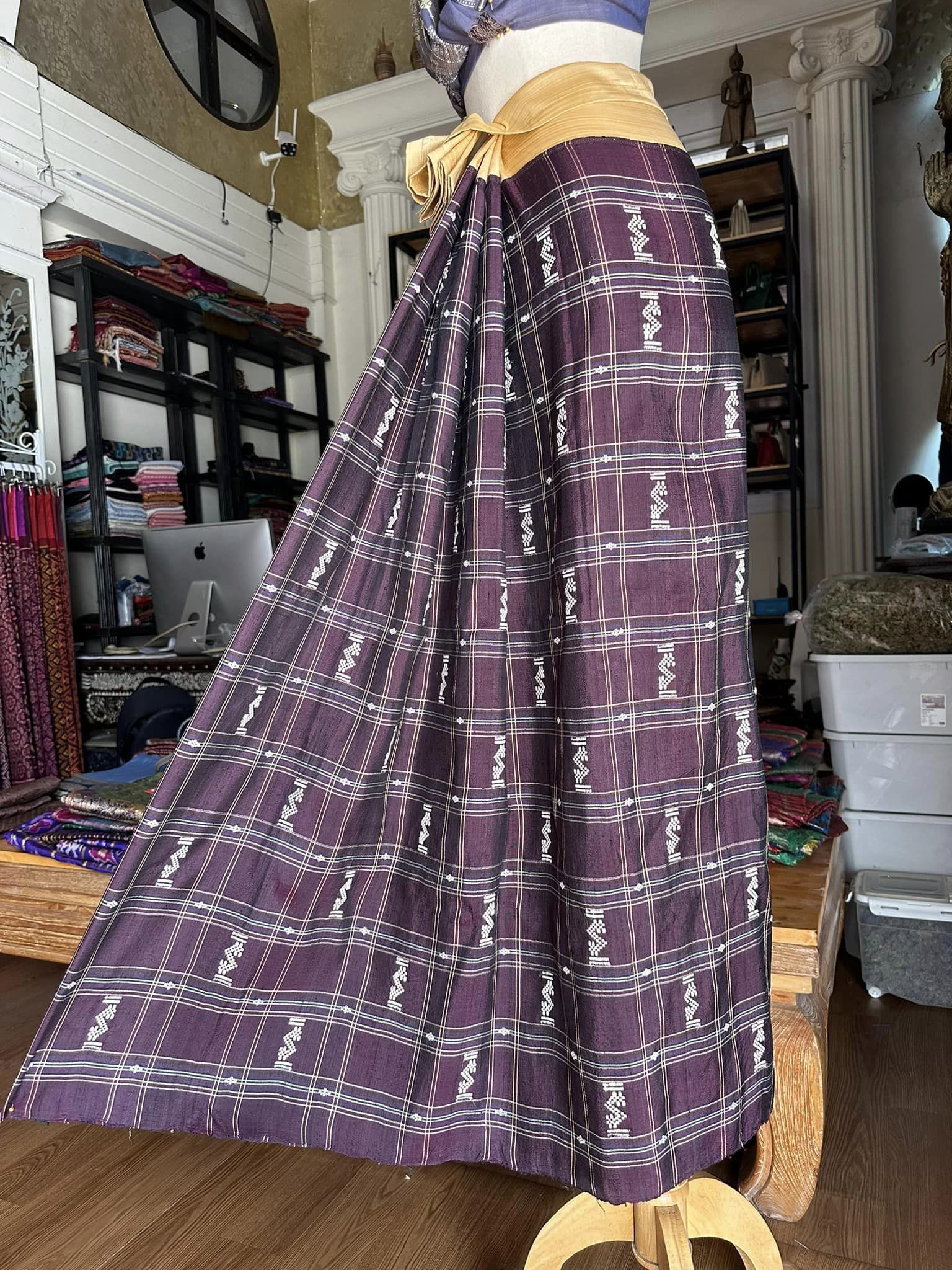 โสร่ง ไหมบ้าน ย้อมสีธรรมชาติ ขนาด 113x200ซม พื้นสีน้ำตาลอมม่วง รหัส N9-SIL-VR2