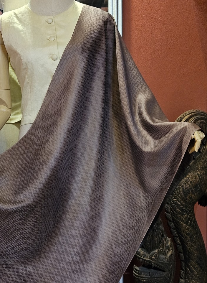 ผ้าคลุมไหล่ไหม ยกดอก มัดย้อม ไล่เฉดสี ขนาด 65x200ซม. พื้นสีน้ำตาลอ่อน-น้ำตาลเข้ม รหัส ZYE-TT-0105671053